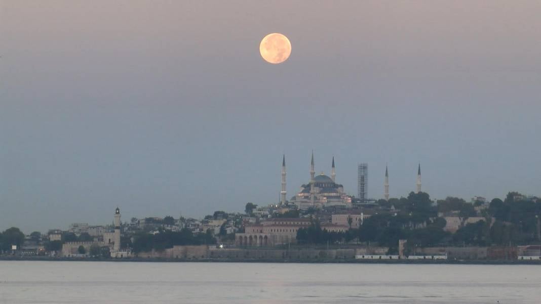 Görenler mest oldu! Normal halinden yüzde 30 daha parlak ve dünyaya hiç olmadığı kadar yakındı 6